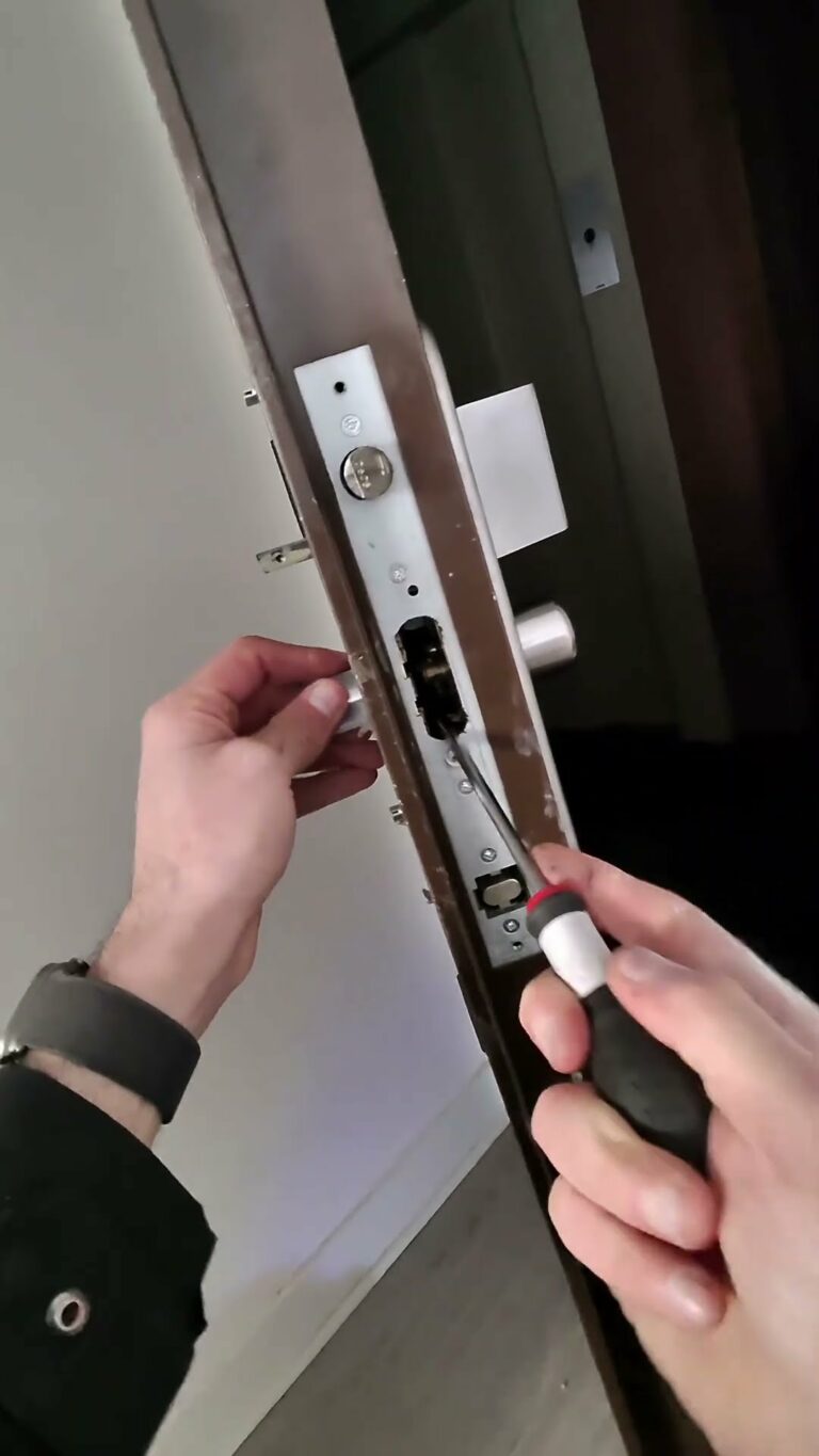 Serrure cassée côté extérieur — Super Serrurier Paris 18