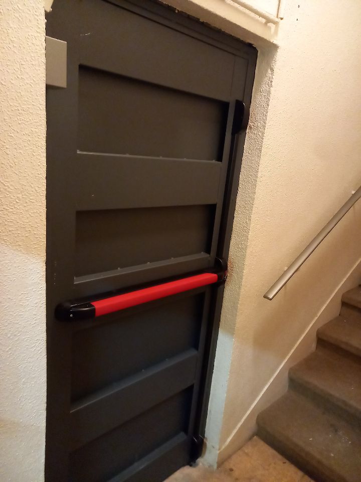 Barre anti-panique Iseo installée Villa Damrémont, Montmartre 75018 Paris